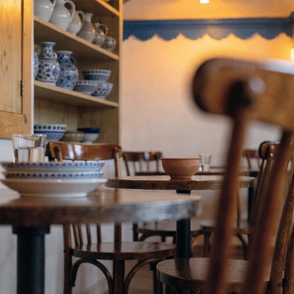 Gemütliches Interieur der griechischen Taverne